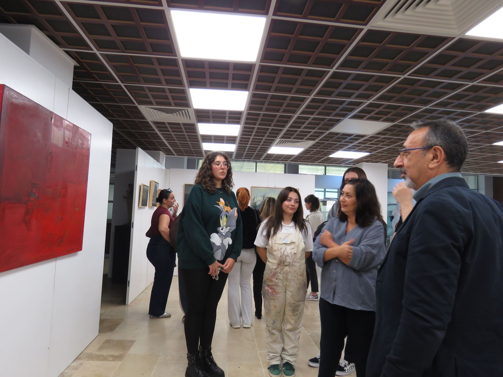 İzleyiciler, eser sahibi Prof. Dr. Lale Altınkurt ile eseri inceliyor.