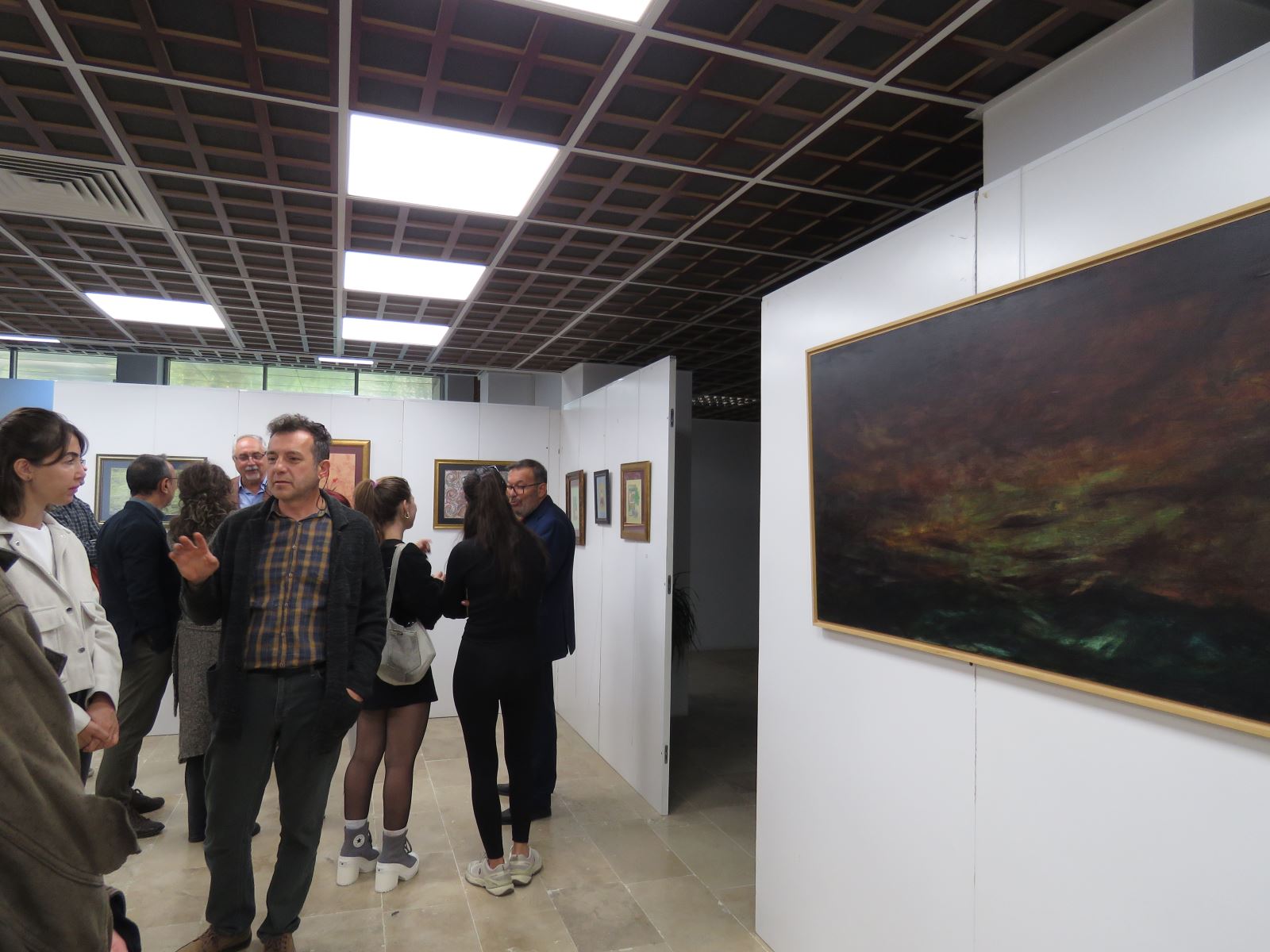 Doç. Dr. A. Cem ÖZAL eseri başında öğrencilere konuşma yapıyor.