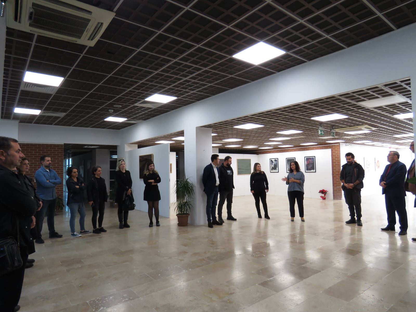 Sergi açılışından bir görünüm. Açılış konuşması yapılıyor.