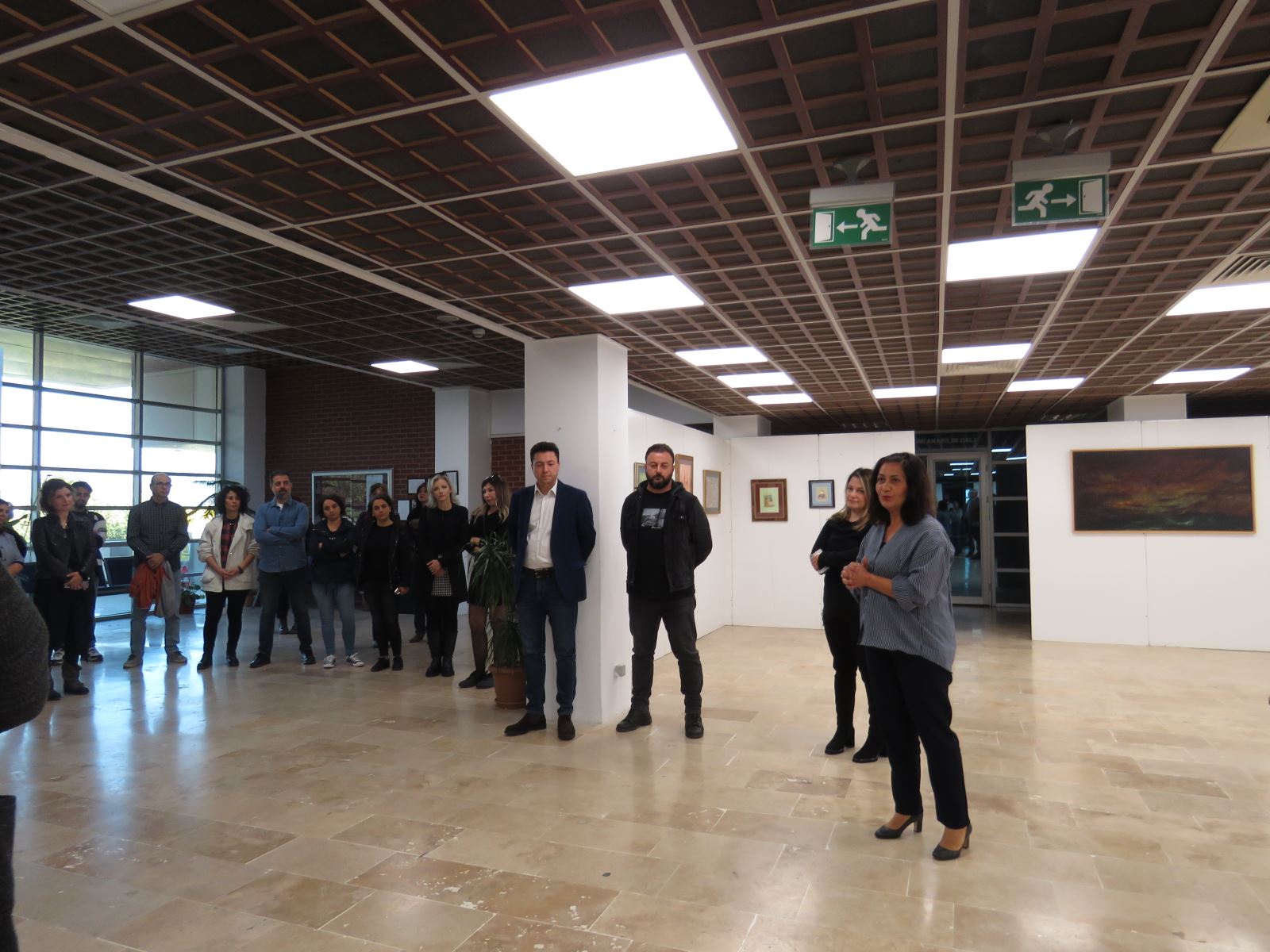 Sergi açılışından bir görünüm. Açılış konuşması yapılıyor.