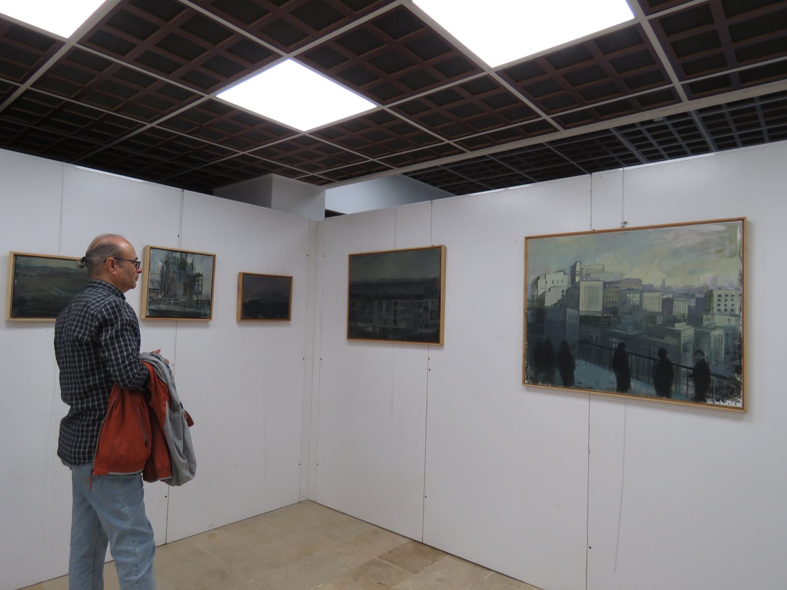 Doç. Dr. İnci Bulut Kılıç'ın eserlerine bir izleyici bakıyor.