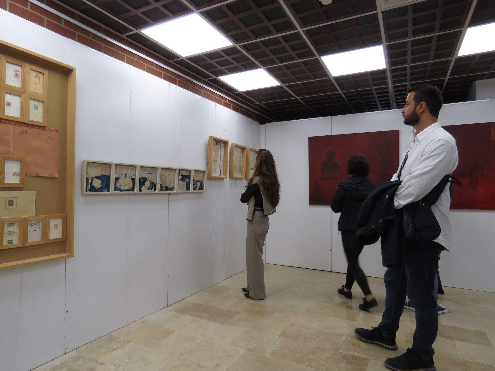 İzleyiciler Prof. Dr. Lale ALTINKURT ve Doç. Dr. Ayça SESİGÜR'ün eserlerini inceliyor.