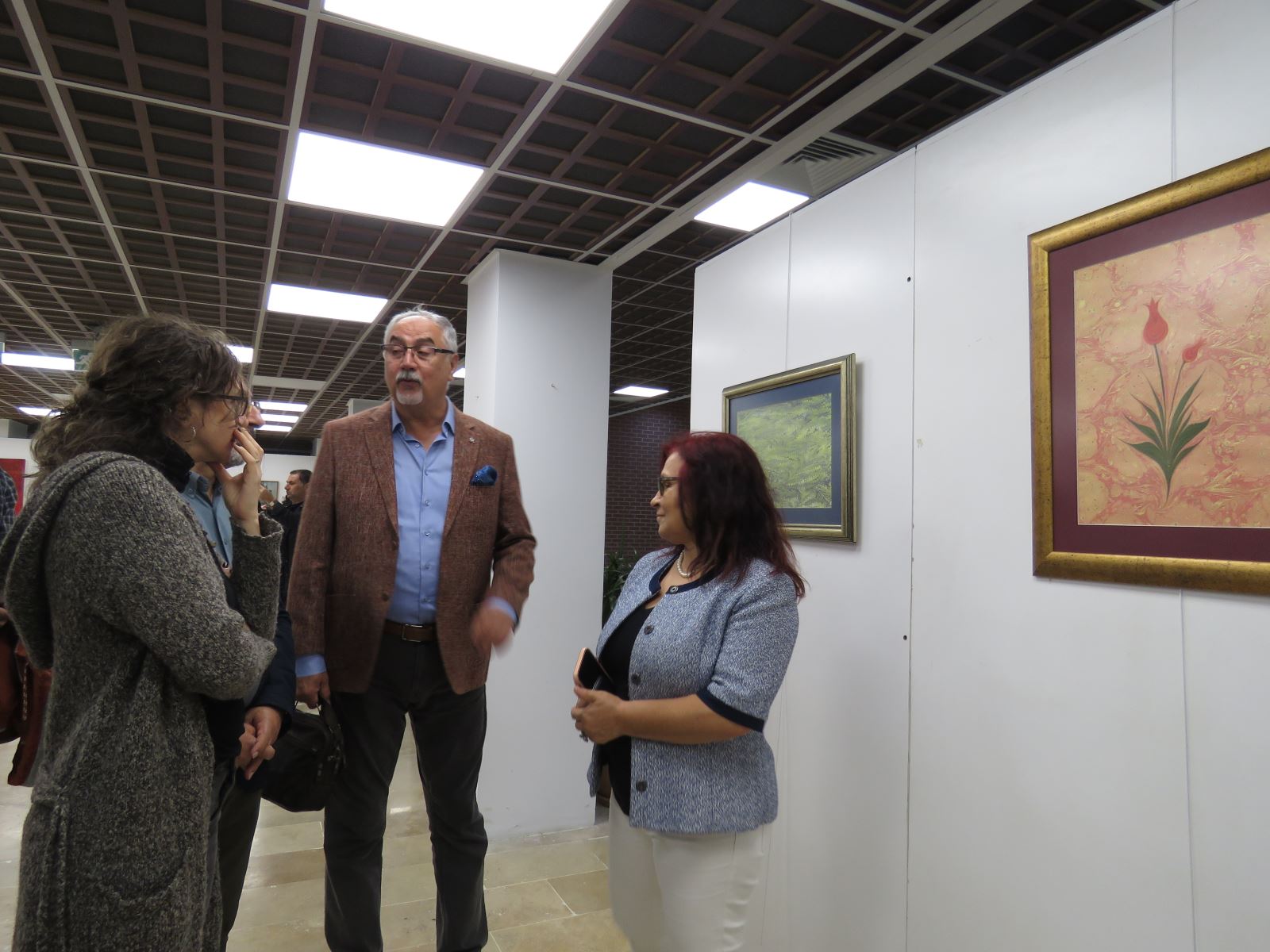 Öğr. Gör. Çetin ÇELEBİ ebru çalışması hakkında izleyicilere bilgi veriyor.