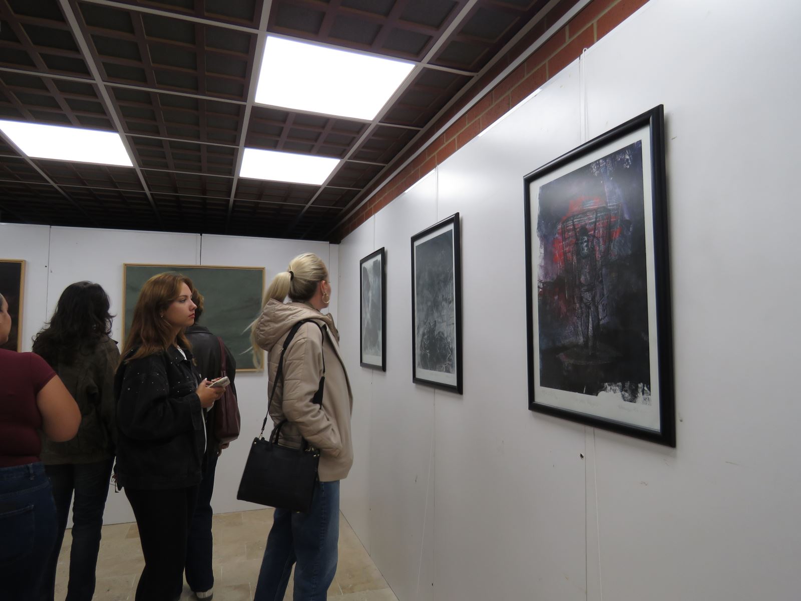 Öğrenciler Arş. Gör. Dr. Kahraman KILIÇ'ın eserlerini inceliyor.