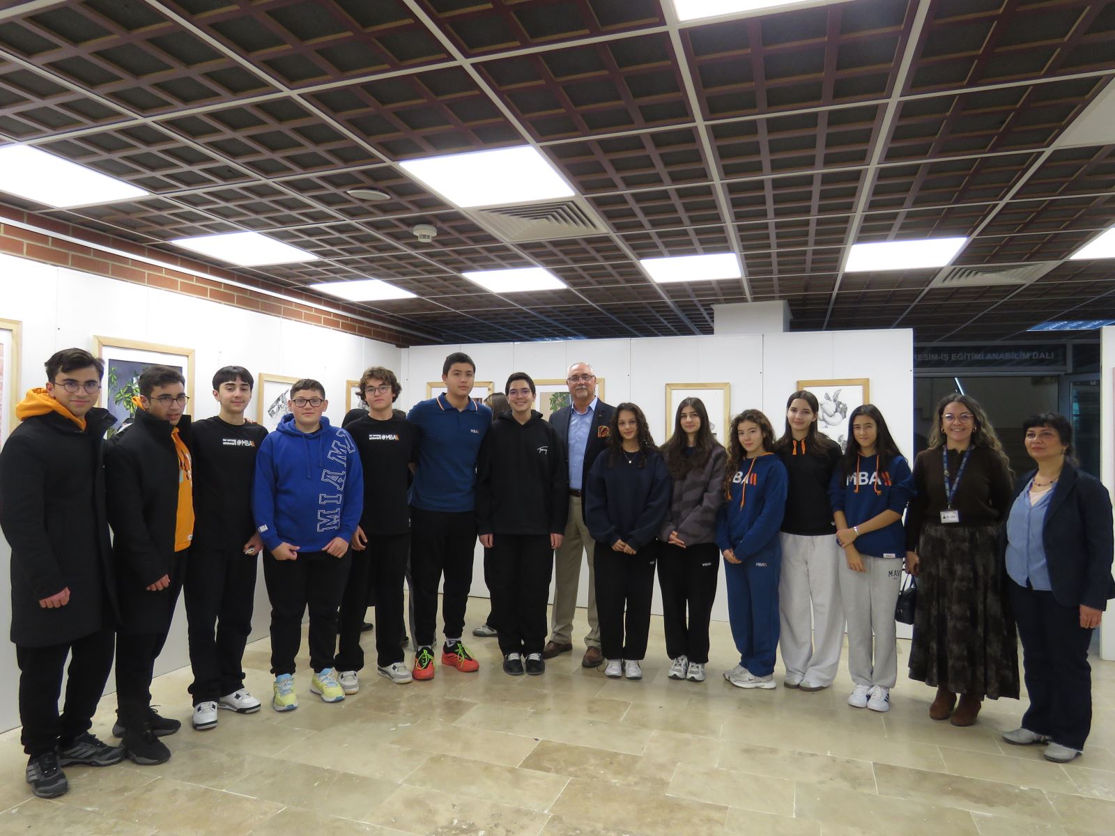 Sergiyi ziyarete gelen öğrenciler ve Öğ. Gör. Çetin Çelebi hatıra fotoğrafı.