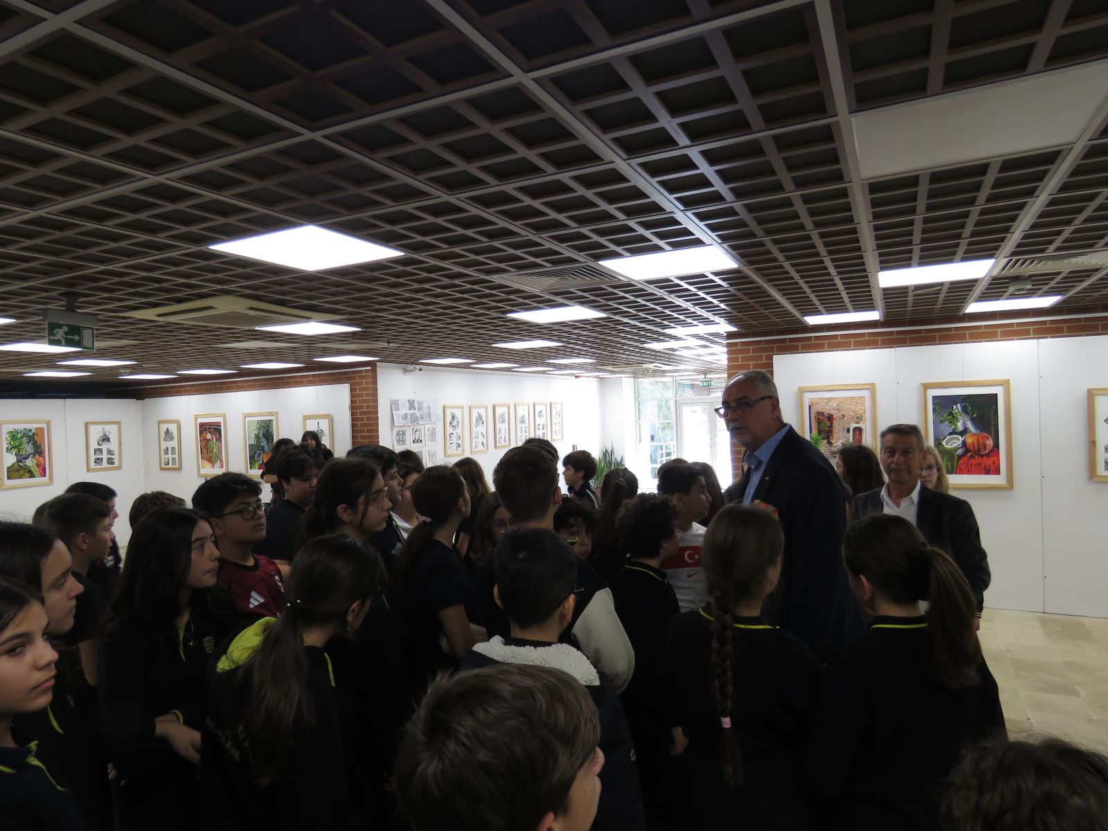 Öğ. Gör. Çetin Çelebi sergiye gelen öğrenci gruplarına açıklama yapıyor.