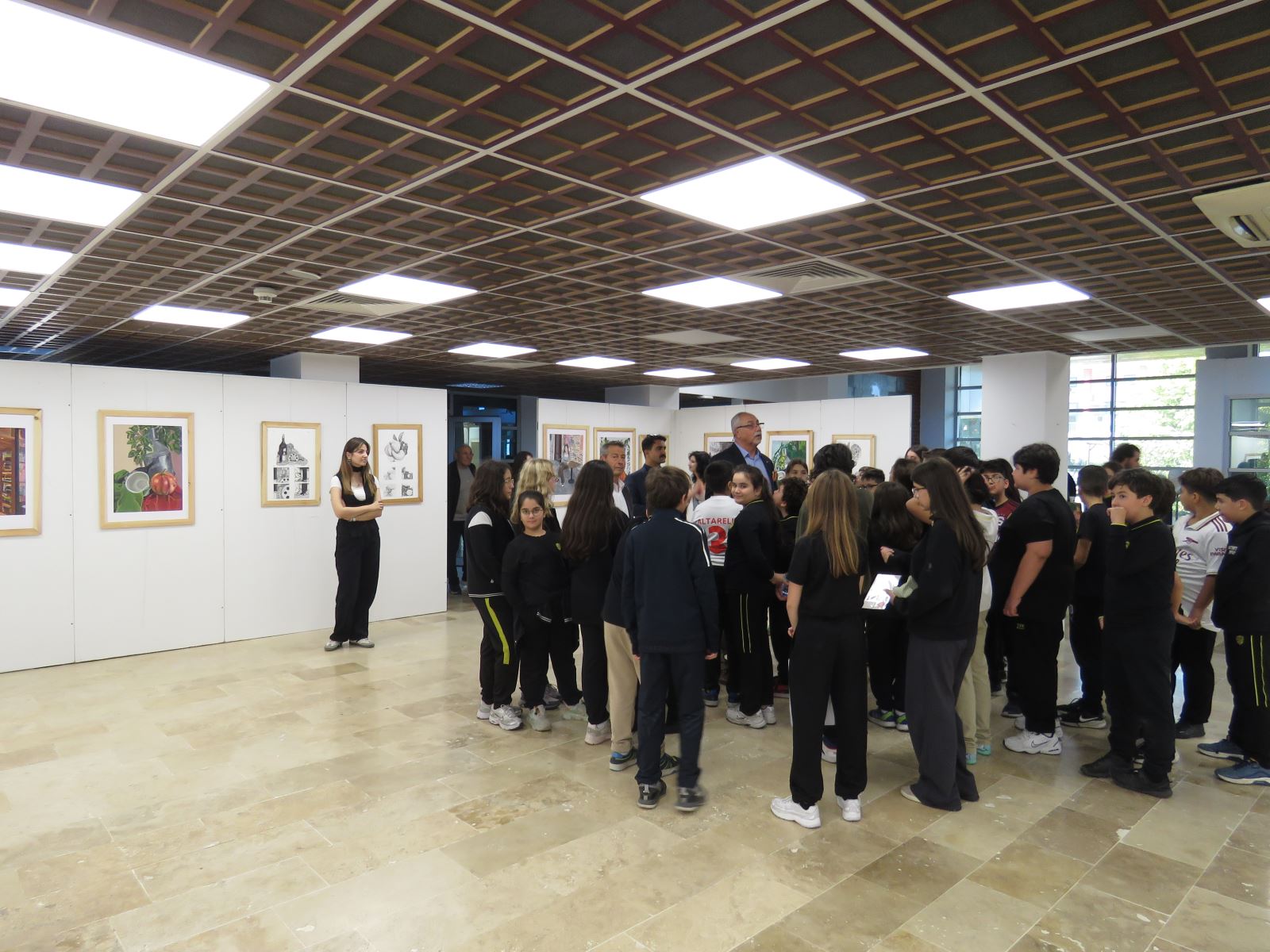 Öğ. Gör. Çetin Çelebi sergiye gelen öğrenci gruplarına açıklama yapıyor.