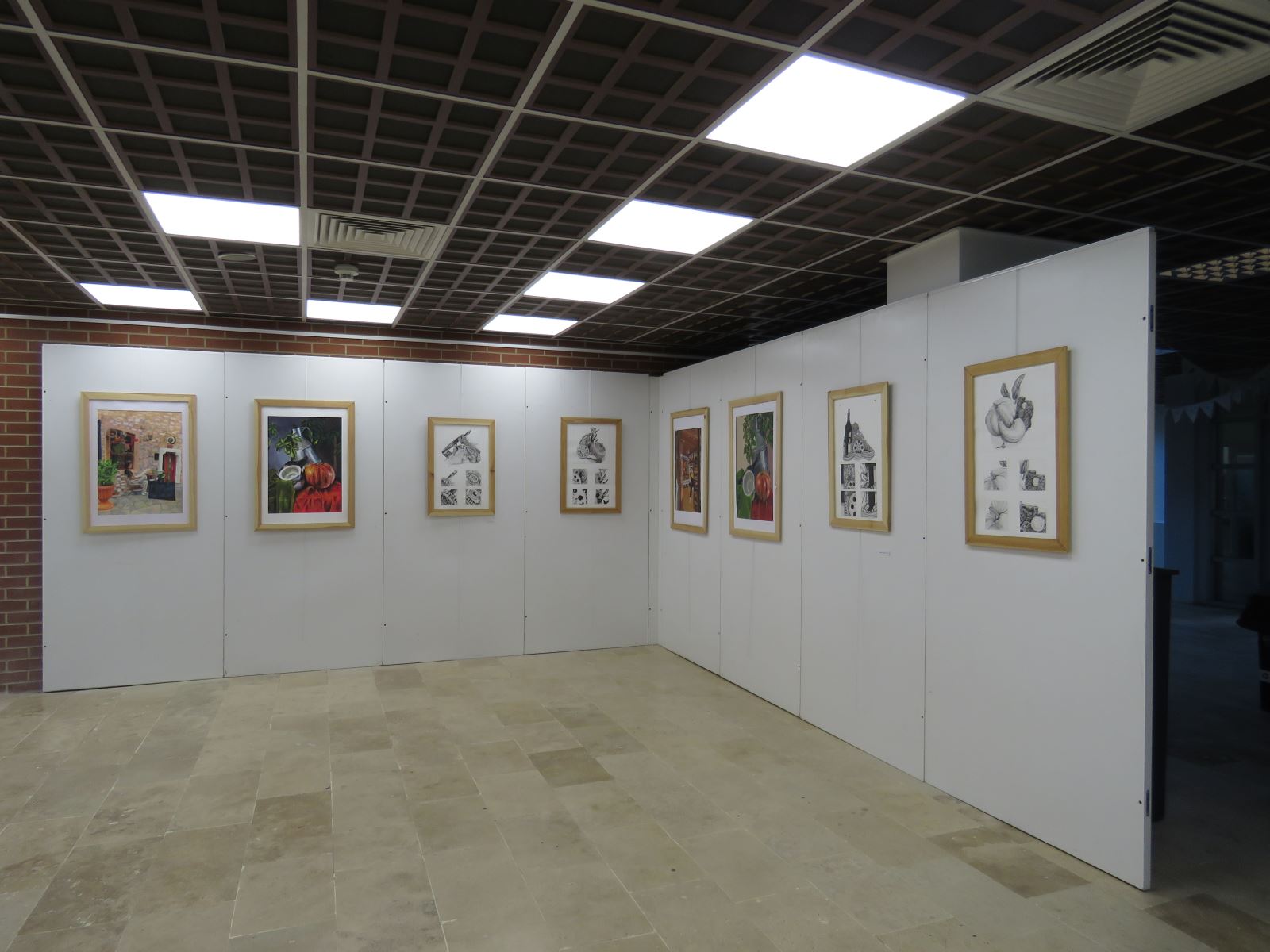 Sergi salonundan öğrenci çalışmaları. Guaj boya ile renkli nesne çalışmaları ve siyah beyaz noktalama tekniğiyle yapılmış nesne çalışmaları.