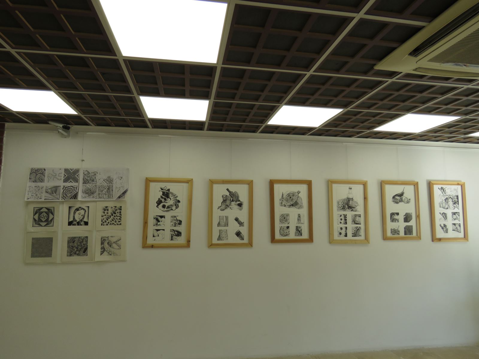 Sergi salonundan öğrenci çalışmaları.Ssiyah beyaz noktalama tekniğiyle yapılmış nesne çalışmaları.